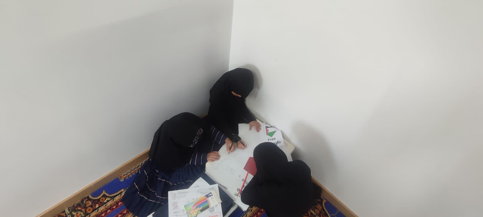 Students working together on a Maktab project