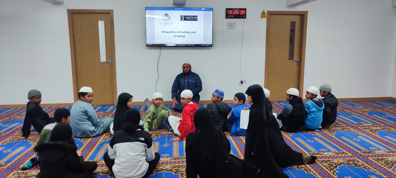 Children learning together at the Tawakkulia Maktab